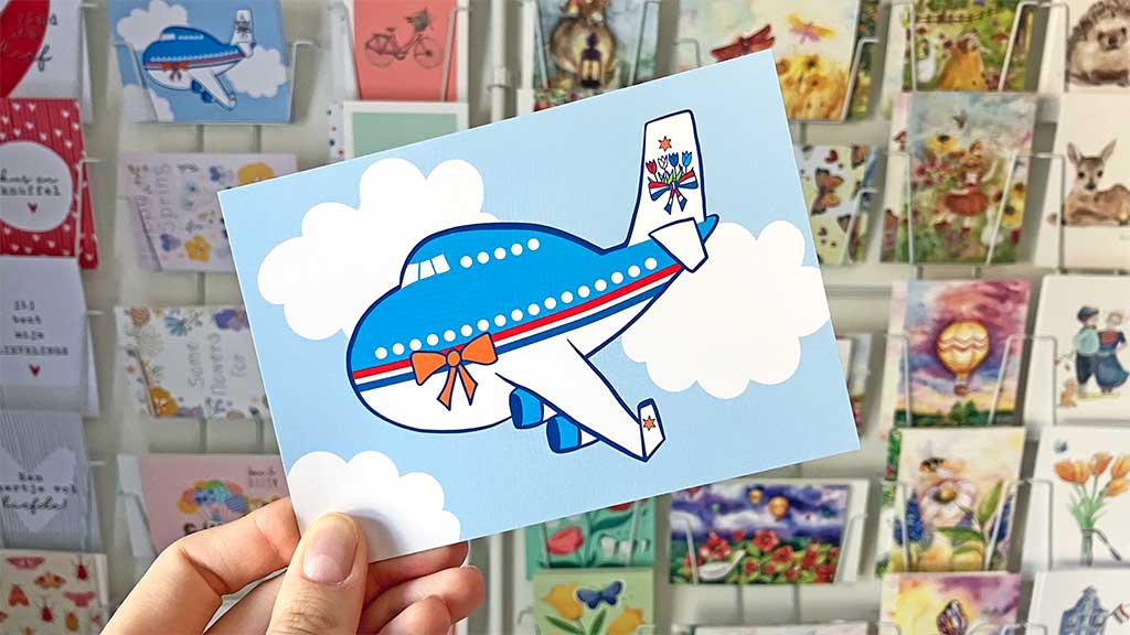 Kaart van vliegtuig met op achtergrond rek vol kaarten