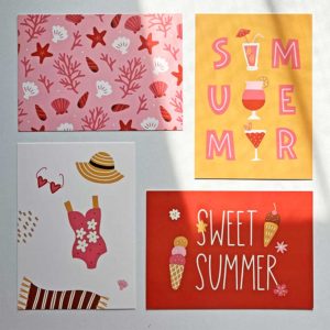 Set van 4 postkaarten in zomers thema: drankjes, oceaan, ijsjes en stand