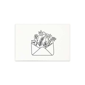 Wit kaartje met zwarte illustratie van bloemen in envelop