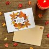 Witte postkaart illustraties herfstbladeren, pompoen en eikel met bruine envelop van Pinkstore