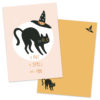 Licht roze postkaart met een angstige zwarte kat, heksenhoed en oranje envelop van Pinkstore