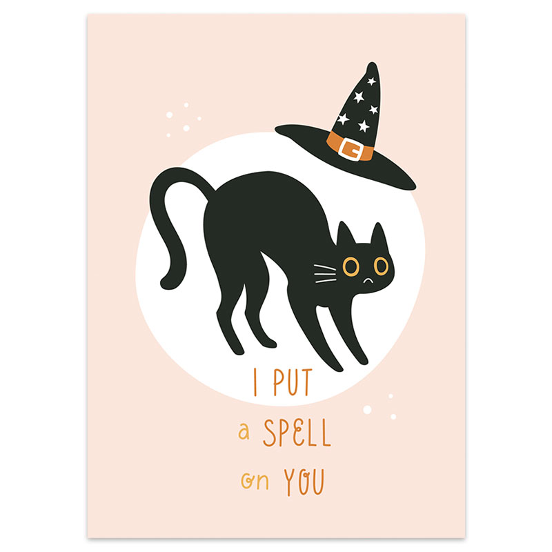 Licht roze postkaart met een angstige zwarte kat en heksenhoed van het merk Pinkstore