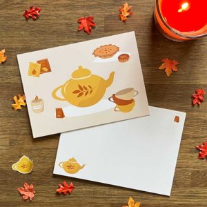 Beige postkaart met een gele theepot, kopjes, theezakjes, suikerpot en witte envelop van Pinkstore