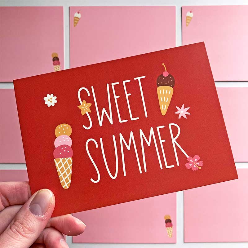Rode postkaart ijsjes en bloemen met tekst 'sweet summer'