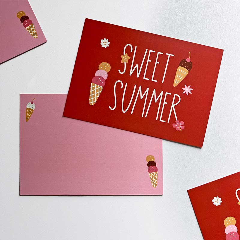Rode postkaart ijsjes en bloemen met tekst 'sweet summer'