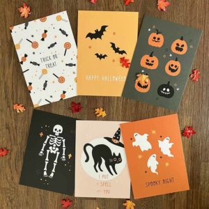 Postkaartenset. Zes Halloween kaarten met illustraties van spookjes, skelet, pompoenen, vleermuizen, zwarte kat en snoepjes van het merk Pinkstore.