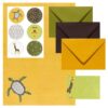 Set van 5 vellen geel A4 briefpapier met schildpad, 6 C6 enveloppen, 6 groene A7 etiketten met giraf en vel giraf & schildpad met 6 ronde stickers van Nouk-san