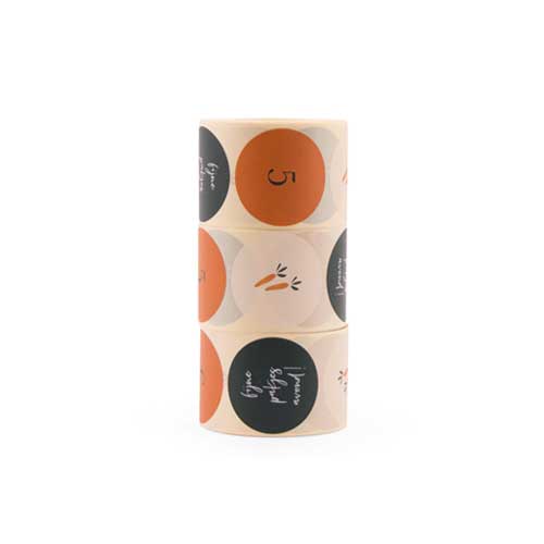 Vel met 3 oranje en groene ronde stickers '5', wortel en 'fijne pakjesavond!' van KadoDesign