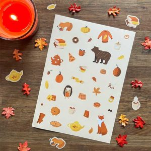 Stickervel met herfstachtige illustraties van wilde dieren, bladeren, theepotten en meer van Pinkstore