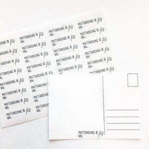 A5 vel met 32 rechthoekig uitgesneden postcrossing ID stickers in zwart wit van Nouk-san
