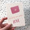 Valentijnskaart envelop met tekst 'sending you some love' van Acrealife